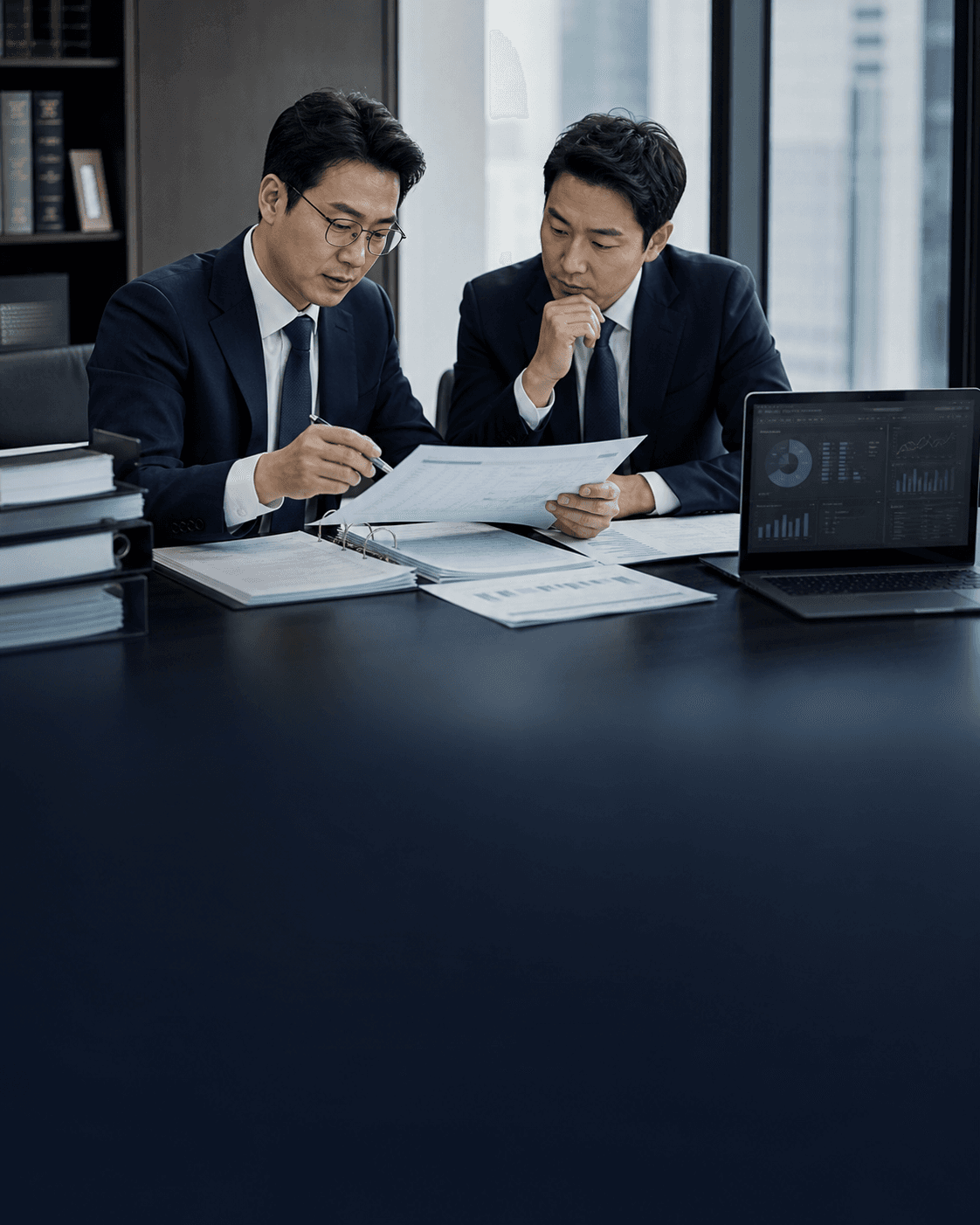 공인회계사가 기업 담당자와 재무자료를 검토하는 회의 장면