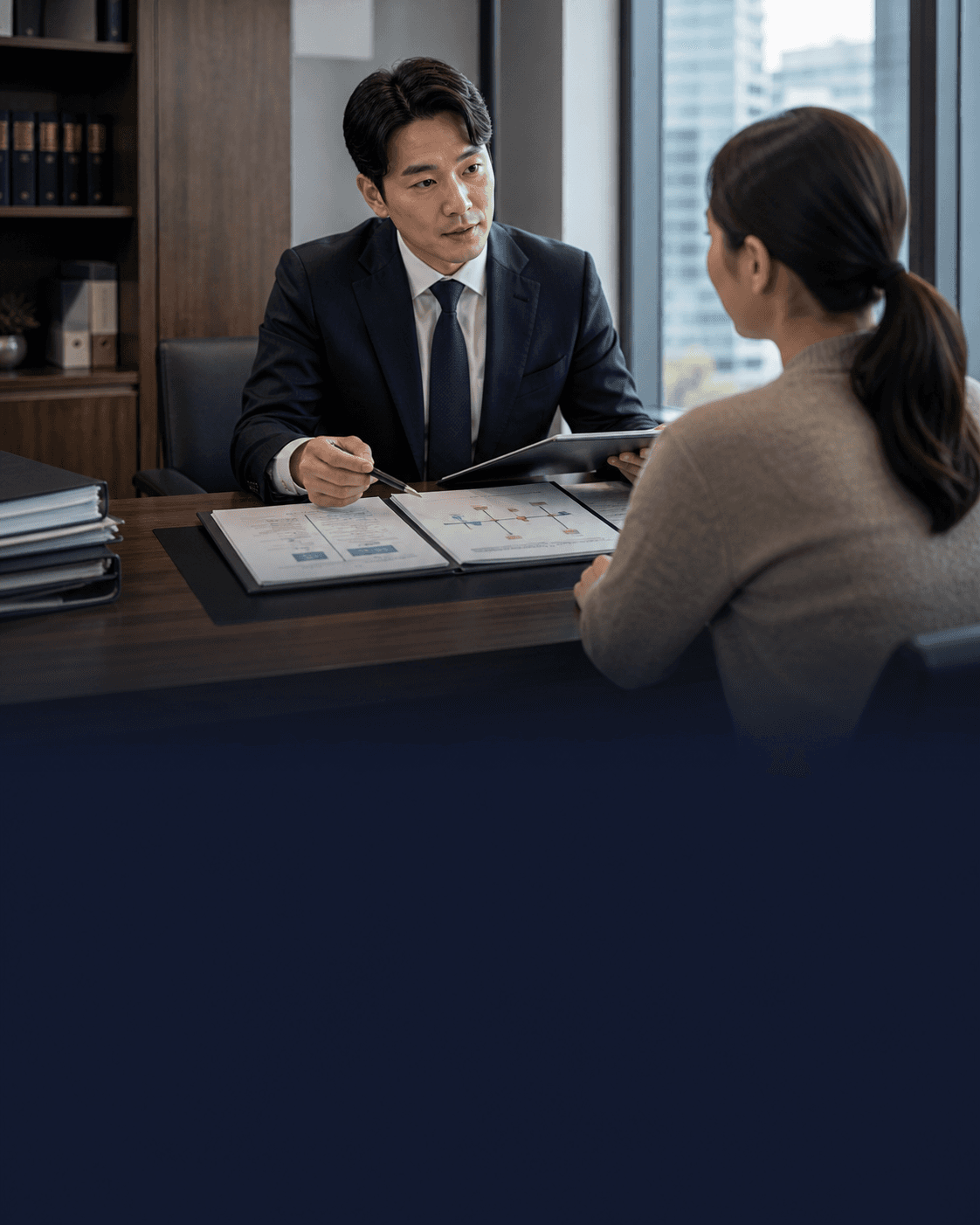 변호사가 의뢰인과 사건 자료를 검토하는 전문 법률 상담실